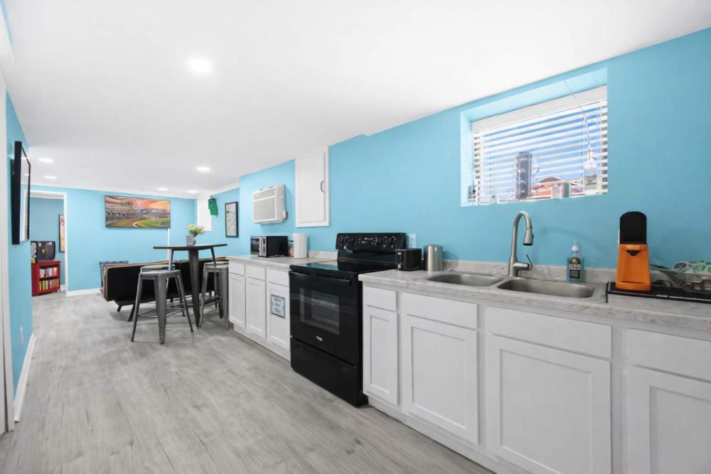 Charming Stay- Bottom Unit in Lou Arts District